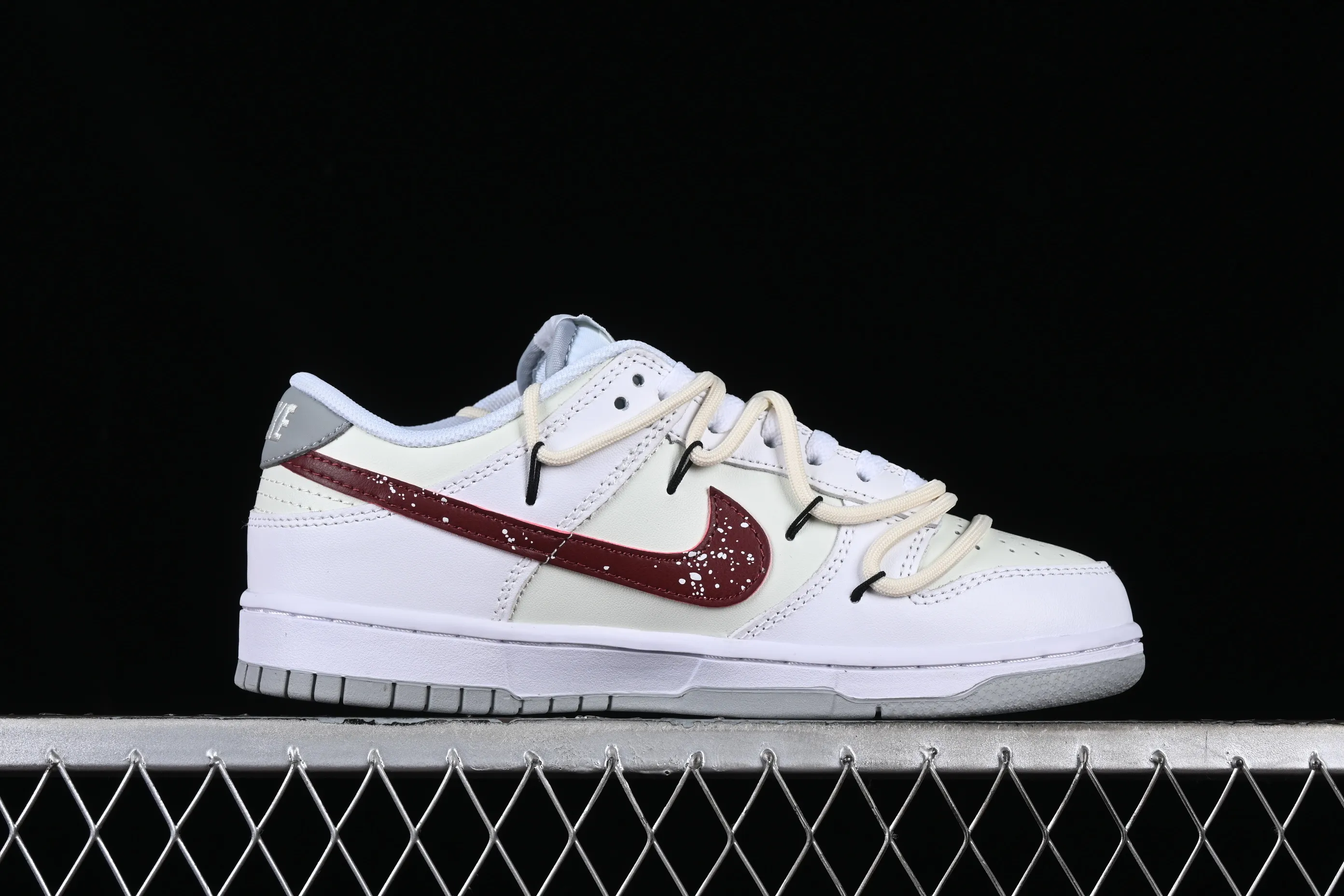 All Categories Nk SB Dunk Series Nk SB Dunk Low Low-top sneakers Nk Dunk Low Travel high-street style SB strappy low-top casual sneakers DH9765-102